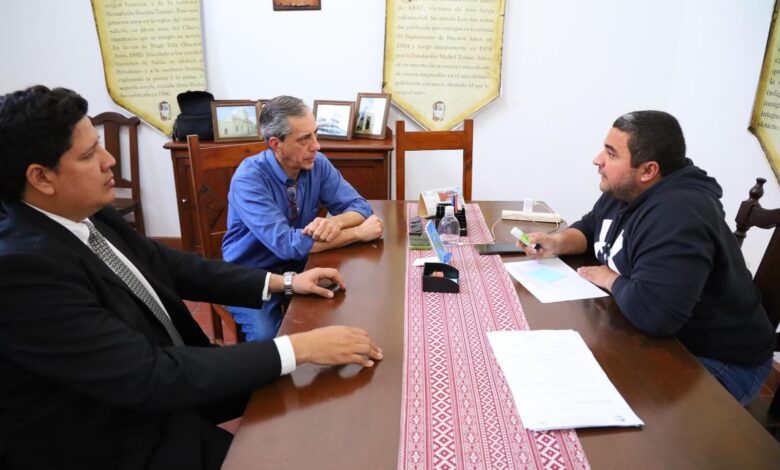 El intendente José Maria Isa junto a los diputados; Juan Pablo Cuellar y Rodrigo Garcia. Foto: Municipalidad de Metán.