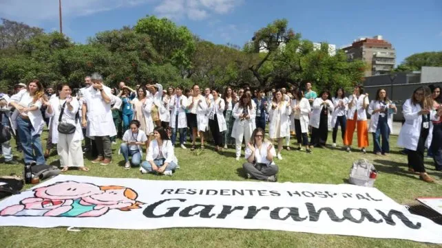 Trabajadores del Garrahan festejan la media sanción de emergencia pediátrica