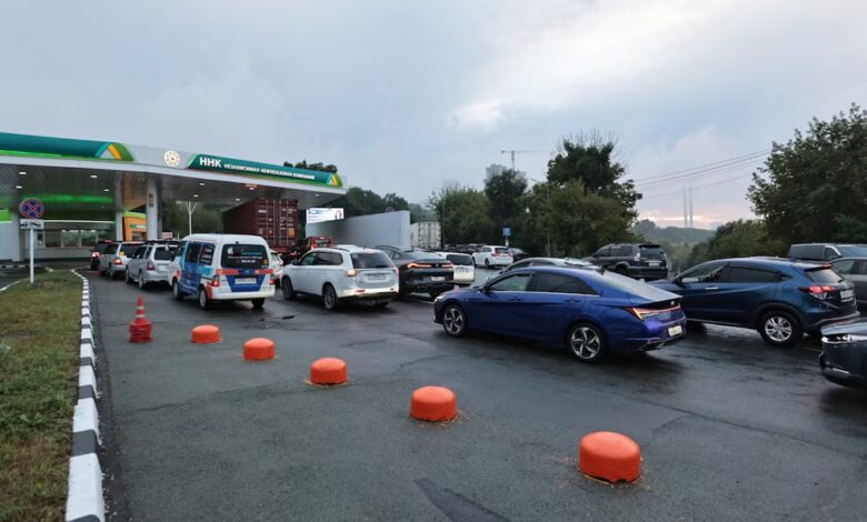 Los automóviles hacen fila para cargar combustible en una gasolinera en Vladivostok, Rusia, el 22 de agosto de 2025 (Reuters)