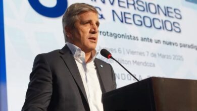 Caputo aseguró que el rumbo fiscal, monetario y cambiario se mantendrá sin alteraciones