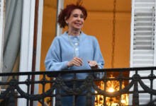 Tras tres años del fallido atentado, Cristina Kirchner reaparece en su balcón por apoyo