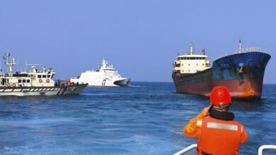 **Taiwán rechaza incursión naval china** *Autoridades isleñas obligaron a dos barcos de investigación chinos a retirarse tras detectarlos en aguas taiwanesas* La Guardia Costera de Taiwán informó que este domingo interceptó a dos embarcaciones del régimen chino, identificadas como *Xiang Yang Hong 18* y *Dong Fang Hong 3*, que ingresaron ilegalmente en su zona marítima al norte de la isla. Tras varias horas de presencia, las naves fueron disuadidas por patrulleros taiwaneses y forzadas a abandonar esas aguas. Según el comunicado oficial, los barcos chinos fueron localizados a las 09:58 y 12:35, respectivamente, momento en que Taiwán desplegó cuatro patrulleros para vigilar y contener su avance. Mediante “acercamientos firmes y acciones de disuasión”, la Guardia Costera logró que los barcos chinos cambiaran de rumbo y se retiraran pasada las 15:45 de ese mismo día. El organismo isleño acusó a las embarcaciones de ignorar las normas internacionales y demandó que Beijing se abstenga de repetir maniobras similares. Este episodio se enmarca en un año marcado por crecientes tensiones en el estrecho que separa Taiwán del continente. Las autoridades taiwanesas acusan al gobierno chino de utilizar tácticas de “zona gris” —es decir, acciones ambivalentes de presión— mediante incursiones marítimas y aéreas, campañas diplomáticas y amenazas indirectas. Como respuesta ante ese aumento de actividad china, Taiwán ha propuesto incrementar su presupuesto de defensa marítima. En ese sentido, el Ejecutivo sometió a discusión un plan por 29.560 millones de dólares taiwaneses destinados a construir 40 nuevas embarcaciones para reforzar la vigilancia costera y la capacidad de respuesta frente a futuros incidentes. Paralelamente, el gobierno dirigido por el Partido Democrático Progresista ha intensificado sus gestiones diplomáticas. En los últimos días, Taiwán denunció amenazas ligadas a una exposición cultural en Praga, atribuidas a presiones del régimen de Beijing. La confrontación política y simbólica parece escalar en múltiples frentes. Por su parte, China mantiene una postura intransigente respecto al estatus de Taiwán, al que considera parte inseparable de su territorio. Desde la llegada de Xi Jinping al poder, Pekín ha multiplicado maniobras militares en la región del mar de la China Oriental y el Pacífico Occidental, incluyendo simulacros de desembarco y sobrevuelo de aviones militares cerca de las costas isleñas. Taiwán, por su parte, insiste en que es un Estado soberano con instituciones propias. Frente a nuevas incursiones, asegura que responderá con firmeza y vigilancia permanente para salvaguardar su integridad territorial y política.