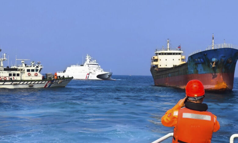 **Taiwán rechaza incursión naval china** *Autoridades isleñas obligaron a dos barcos de investigación chinos a retirarse tras detectarlos en aguas taiwanesas* La Guardia Costera de Taiwán informó que este domingo interceptó a dos embarcaciones del régimen chino, identificadas como *Xiang Yang Hong 18* y *Dong Fang Hong 3*, que ingresaron ilegalmente en su zona marítima al norte de la isla. Tras varias horas de presencia, las naves fueron disuadidas por patrulleros taiwaneses y forzadas a abandonar esas aguas. Según el comunicado oficial, los barcos chinos fueron localizados a las 09:58 y 12:35, respectivamente, momento en que Taiwán desplegó cuatro patrulleros para vigilar y contener su avance. Mediante “acercamientos firmes y acciones de disuasión”, la Guardia Costera logró que los barcos chinos cambiaran de rumbo y se retiraran pasada las 15:45 de ese mismo día. El organismo isleño acusó a las embarcaciones de ignorar las normas internacionales y demandó que Beijing se abstenga de repetir maniobras similares. Este episodio se enmarca en un año marcado por crecientes tensiones en el estrecho que separa Taiwán del continente. Las autoridades taiwanesas acusan al gobierno chino de utilizar tácticas de “zona gris” —es decir, acciones ambivalentes de presión— mediante incursiones marítimas y aéreas, campañas diplomáticas y amenazas indirectas. Como respuesta ante ese aumento de actividad china, Taiwán ha propuesto incrementar su presupuesto de defensa marítima. En ese sentido, el Ejecutivo sometió a discusión un plan por 29.560 millones de dólares taiwaneses destinados a construir 40 nuevas embarcaciones para reforzar la vigilancia costera y la capacidad de respuesta frente a futuros incidentes. Paralelamente, el gobierno dirigido por el Partido Democrático Progresista ha intensificado sus gestiones diplomáticas. En los últimos días, Taiwán denunció amenazas ligadas a una exposición cultural en Praga, atribuidas a presiones del régimen de Beijing. La confrontación política y simbólica parece escalar en múltiples frentes. Por su parte, China mantiene una postura intransigente respecto al estatus de Taiwán, al que considera parte inseparable de su territorio. Desde la llegada de Xi Jinping al poder, Pekín ha multiplicado maniobras militares en la región del mar de la China Oriental y el Pacífico Occidental, incluyendo simulacros de desembarco y sobrevuelo de aviones militares cerca de las costas isleñas. Taiwán, por su parte, insiste en que es un Estado soberano con instituciones propias. Frente a nuevas incursiones, asegura que responderá con firmeza y vigilancia permanente para salvaguardar su integridad territorial y política.