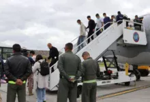 Llegaron a Ezeiza los diez argentinos deportados desde Estados Unidos