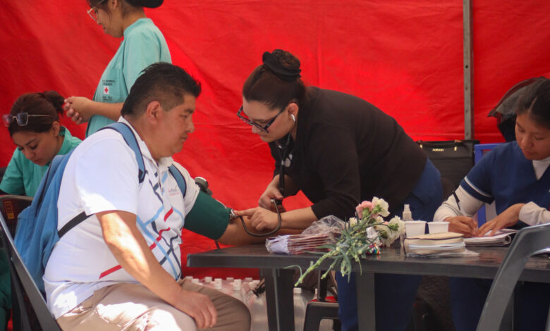 Personal de la Cruz Roja en Plaza 9 de Julio durante el Milagro. Foto: Diego Chalom - NDS