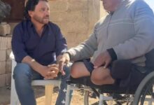 Sáenz con Valencia, discapacitado que sufrió el recorte de la Nación.