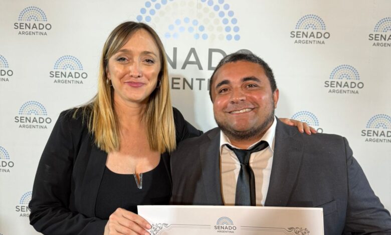 Issa junto a la Senadora Sagasti.
