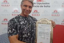 Claudio Abreo, junto a su reconocimiento.