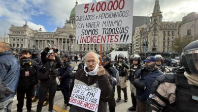 Jubilados retoman la marcha semanal frente al Congreso por mejoras salariales