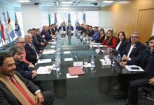 Nación busca reunirse con los gobernadores para frenar la limitación al uso del DNU