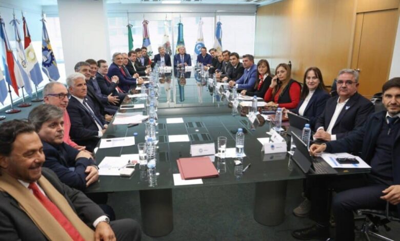Nación busca reunirse con los gobernadores para frenar la limitación al uso del DNU
