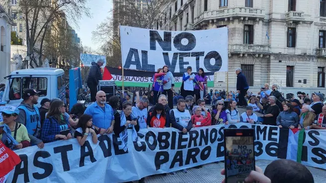Universitarios, jubilados y el Hospital Garrahan marchan frente al Congreso tras veto presidencial