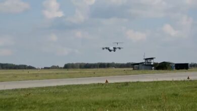 El aterrizaje de un avión de transporte francés A400 en la base aérea de Mińsk Mazowiecki