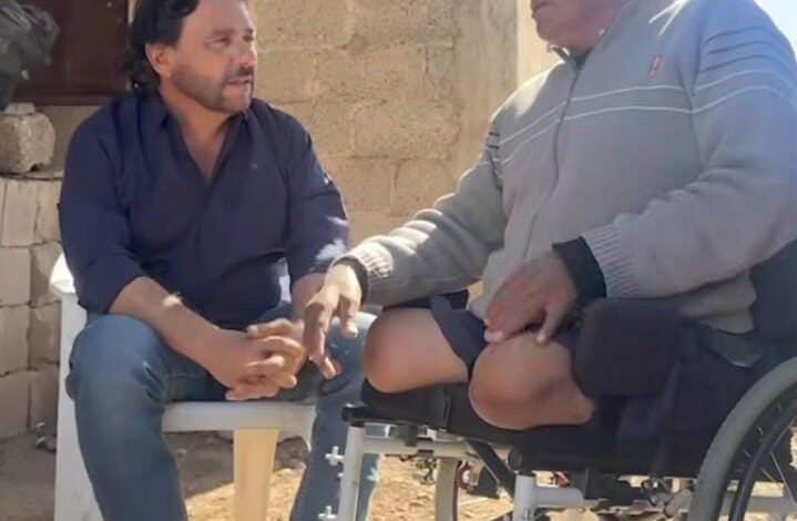 Sáenz con Valencia, discapacitado que sufrió el recorte de la Nación.