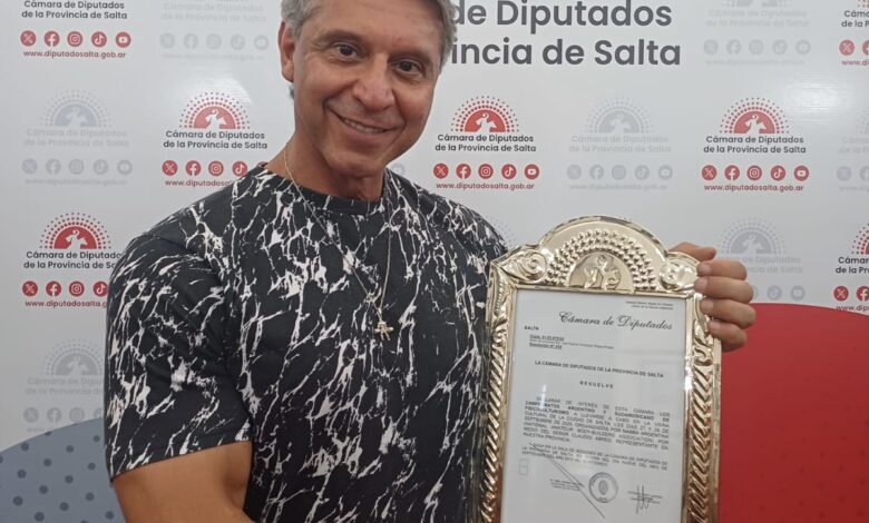 Claudio Abreo, junto a su reconocimiento.