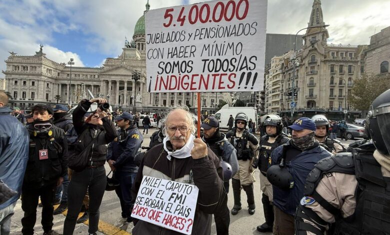 Jubilados retoman la marcha semanal frente al Congreso por mejoras salariales