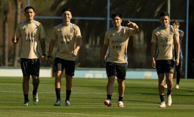 Los juveniles argentinos se entrenan en Ezeiza en busca de la 7ma estrella.