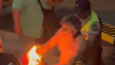 El hombre que prendió fuego una remera.