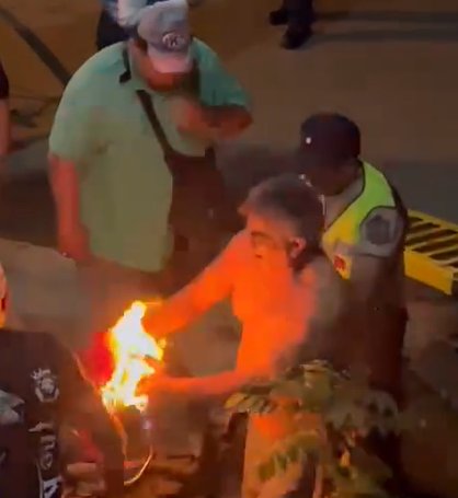 El hombre que prendió fuego una remera.