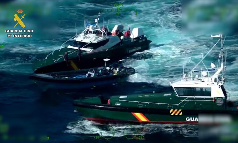 Intercepción de la narcolancha en Chipiona. (Imagen: Guardia Civil)