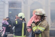 El ataque masivo ruso con drones y misiles deja devastación en Kiev y múltiples víctimas civiles (SERVICIOS DE EMERGENCIA DE UCRANIA/REUTERS)
