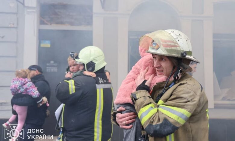 El ataque masivo ruso con drones y misiles deja devastación en Kiev y múltiples víctimas civiles (SERVICIOS DE EMERGENCIA DE UCRANIA/REUTERS)