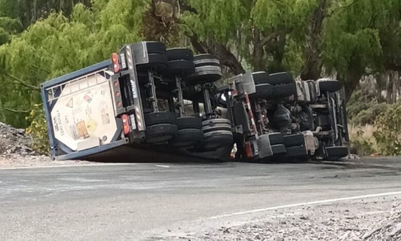 Vuelco en la Ruta 51.