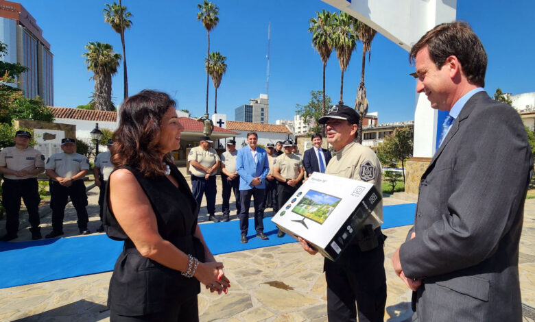 Entrega de insumos tecnológicos a la Policía.