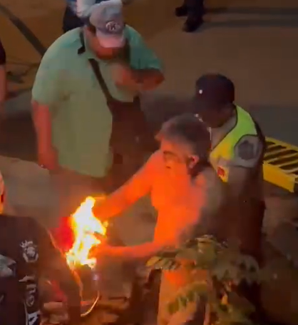 El hombre que prendió fuego una remera.