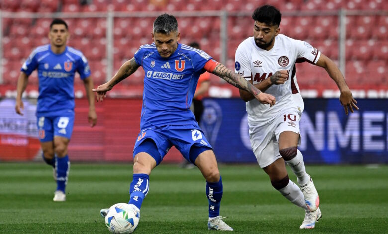 Charles Aránguiz y Marcelino Moreno en plena disputa.