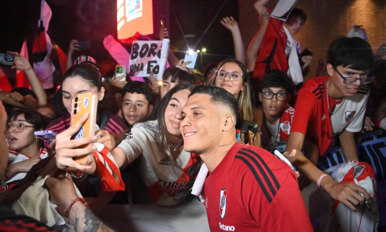 La llegada de los jugadores millonarios revolucionaron a los fans en Córdoba.