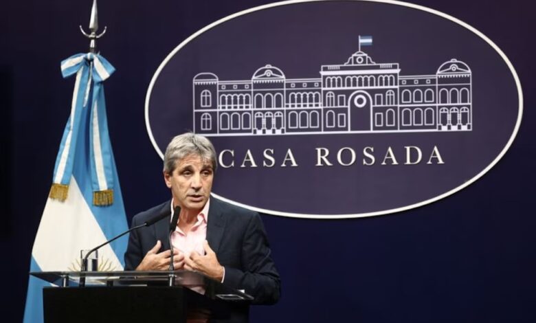 Foto de archivo - El ministro de Economía argentino, Luis Caputo. REUTERS