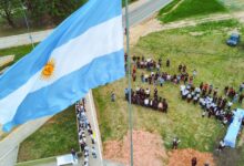 La bandera gigante que flema en Salvador Mazza.