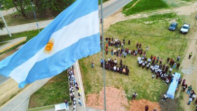 La bandera gigante que flema en Salvador Mazza.