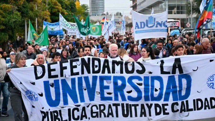 Docentes universitarios lanzan paro nacional de 72 horas