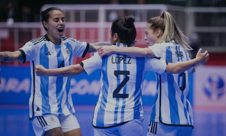 La selección femenina de futsal de Argentina venció con claridad a Marruecos por 6-0 en el debut del primer Mundial organizado por la FIFA, marcando un inicio contundente y simbólico para su historia en el torneo.