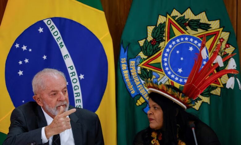 El presidente de Brasil, Luiz Inácio Lula da Silva, y la ministra de Asuntos Indígenas, Sonia Guajajara. Foto: Infobae