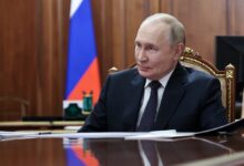 **RUSIA NIEGA HABER RECIBIDO CAMBIOS AL PLAN DE PAZ PARA UCRANIA Y LA PROPAGANDA DEL KREMLIN CALIFICA DE “FANTASIOSA” LA CONTRAPROPUESTA EUROPEA** El Kremlin aseguró este lunes que no recibió información oficial sobre las modificaciones introducidas por Ucrania y la Unión Europea al plan de paz presentado por Estados Unidos, mientras los medios afines al gobierno de Vladimir Putin descalificaron la contrapropuesta europea con duras críticas. El portavoz Dmitri Peskov afirmó en su conferencia telefónica diaria que Moscú desconoce cualquier alteración del documento original de 28 puntos. “No hemos visto ningún plan. Por el momento no hemos recibido nada oficial”, declaró, señalando que el Kremlin seguirá guiándose únicamente por la información transmitida a través de canales formales. Peskov añadió que, por ahora, no está previsto ningún encuentro con representantes estadounidenses para evaluar el proyecto, aunque recordó que Putin “aseguró que seguimos abiertos a tales contactos y conversaciones”. Mientras tanto, los medios propagandísticos rusos dedicaron amplios segmentos a minimizar la propuesta europea, surgida tras las conversaciones de Ginebra entre Kiev y Washington. El diario *Komsomólskaya Pravda* comparó la postura de Ucrania con “un criminal esposado en el suelo que exige que se cumplan sus condiciones”, mientras que el canal RT acusó a la UE y a Kiev de “eludir afrontar la realidad en el campo de batalla”. La televisión estatal rusa también destacó supuestas tensiones entre Estados Unidos y Ucrania durante la ronda de negociaciones. El Canal Uno aseguró que el presidente estadounidense Donald Trump estaba “descontento” tanto con Kiev como con Bruselas, y que la Unión Europea intentó imponer su propia agenda. Según esa versión, el presidente Volodimir Zelensky buscó utilizar las conversaciones para mitigar el impacto interno de los escándalos de corrupción que sacuden a su entorno. La cobertura se centró además en desacreditar las filtraciones sobre la posible participación del emisario del Kremlin, Kiríl Dmítriev, en la elaboración del llamado “plan de Trump”, prefiriendo resaltar la ofensiva militar rusa y los casos de corrupción en Ucrania. Por su parte, Estados Unidos y Ucrania emitieron un comunicado conjunto en el que afirmaron haber logrado un “marco de paz actualizado y perfeccionado” tras la reunión en Ginebra. El secretario de Estado, Marco Rubio, sostuvo que aún existen puntos por resolver, “pero ninguno es insalvable”. El plan original de Washington, al que Trump vinculó un ultimátum que expira el jueves, recibió fuertes cuestionamientos por considerarse beneficioso para Moscú, ya que exige a Kiev reducir su ejército, ceder territorios ocupados y renunciar a su aspiración de ingresar en la OTAN. Putin, que inicialmente reaccionó trasladándose a un puesto de mando para monitorear la ofensiva rusa, declaró luego que el documento podría servir como base “para el arreglo pacífico definitivo”, aunque advirtió que requiere “un análisis exhaustivo”.