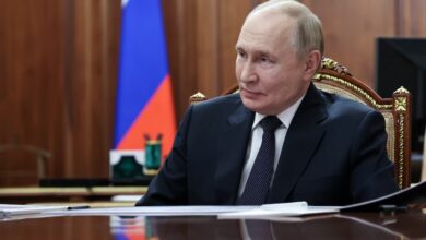 **RUSIA NIEGA HABER RECIBIDO CAMBIOS AL PLAN DE PAZ PARA UCRANIA Y LA PROPAGANDA DEL KREMLIN CALIFICA DE “FANTASIOSA” LA CONTRAPROPUESTA EUROPEA** El Kremlin aseguró este lunes que no recibió información oficial sobre las modificaciones introducidas por Ucrania y la Unión Europea al plan de paz presentado por Estados Unidos, mientras los medios afines al gobierno de Vladimir Putin descalificaron la contrapropuesta europea con duras críticas. El portavoz Dmitri Peskov afirmó en su conferencia telefónica diaria que Moscú desconoce cualquier alteración del documento original de 28 puntos. “No hemos visto ningún plan. Por el momento no hemos recibido nada oficial”, declaró, señalando que el Kremlin seguirá guiándose únicamente por la información transmitida a través de canales formales. Peskov añadió que, por ahora, no está previsto ningún encuentro con representantes estadounidenses para evaluar el proyecto, aunque recordó que Putin “aseguró que seguimos abiertos a tales contactos y conversaciones”. Mientras tanto, los medios propagandísticos rusos dedicaron amplios segmentos a minimizar la propuesta europea, surgida tras las conversaciones de Ginebra entre Kiev y Washington. El diario *Komsomólskaya Pravda* comparó la postura de Ucrania con “un criminal esposado en el suelo que exige que se cumplan sus condiciones”, mientras que el canal RT acusó a la UE y a Kiev de “eludir afrontar la realidad en el campo de batalla”. La televisión estatal rusa también destacó supuestas tensiones entre Estados Unidos y Ucrania durante la ronda de negociaciones. El Canal Uno aseguró que el presidente estadounidense Donald Trump estaba “descontento” tanto con Kiev como con Bruselas, y que la Unión Europea intentó imponer su propia agenda. Según esa versión, el presidente Volodimir Zelensky buscó utilizar las conversaciones para mitigar el impacto interno de los escándalos de corrupción que sacuden a su entorno. La cobertura se centró además en desacreditar las filtraciones sobre la posible participación del emisario del Kremlin, Kiríl Dmítriev, en la elaboración del llamado “plan de Trump”, prefiriendo resaltar la ofensiva militar rusa y los casos de corrupción en Ucrania. Por su parte, Estados Unidos y Ucrania emitieron un comunicado conjunto en el que afirmaron haber logrado un “marco de paz actualizado y perfeccionado” tras la reunión en Ginebra. El secretario de Estado, Marco Rubio, sostuvo que aún existen puntos por resolver, “pero ninguno es insalvable”. El plan original de Washington, al que Trump vinculó un ultimátum que expira el jueves, recibió fuertes cuestionamientos por considerarse beneficioso para Moscú, ya que exige a Kiev reducir su ejército, ceder territorios ocupados y renunciar a su aspiración de ingresar en la OTAN. Putin, que inicialmente reaccionó trasladándose a un puesto de mando para monitorear la ofensiva rusa, declaró luego que el documento podría servir como base “para el arreglo pacífico definitivo”, aunque advirtió que requiere “un análisis exhaustivo”.