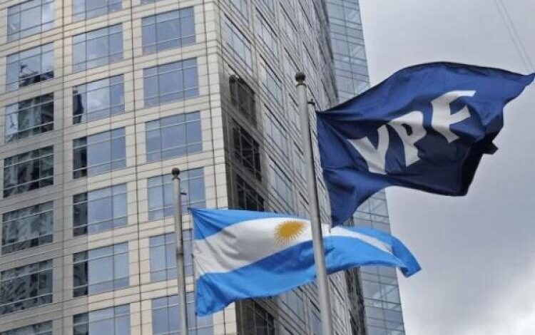 Demandan y piden que funcionarios argentinos entreguen sus celulares en el juicio por YPF