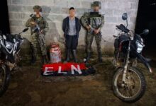 Soldados del Ejército custodia a uno de los miembros del ELN capturados durante la operación en Yarumal. - crédito @PedroSanchezCol/X