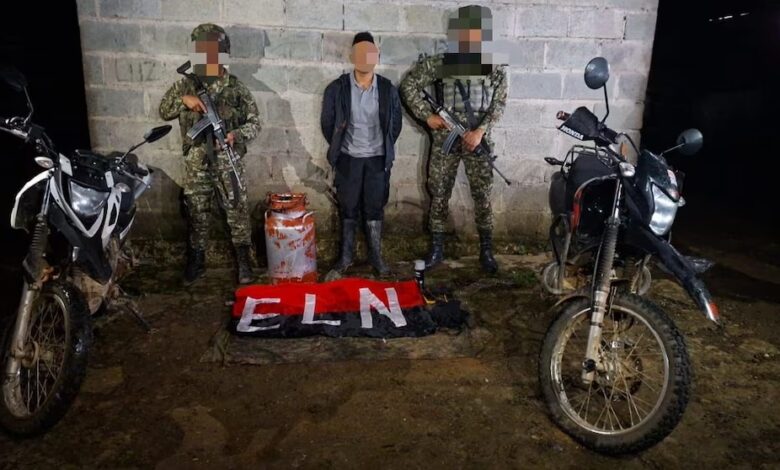 Soldados del Ejército custodia a uno de los miembros del ELN capturados durante la operación en Yarumal. - crédito @PedroSanchezCol/X