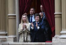 El presidente Javier Milei junto a la secretaria general de la Presidencia, Karina Milei; el jefe de Gabinete, Manuel Adorni; y el ministro del Interior, Diego Santilli (Maximiliano Luna)