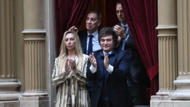 El presidente Javier Milei junto a la secretaria general de la Presidencia, Karina Milei; el jefe de Gabinete, Manuel Adorni; y el ministro del Interior, Diego Santilli (Maximiliano Luna)
