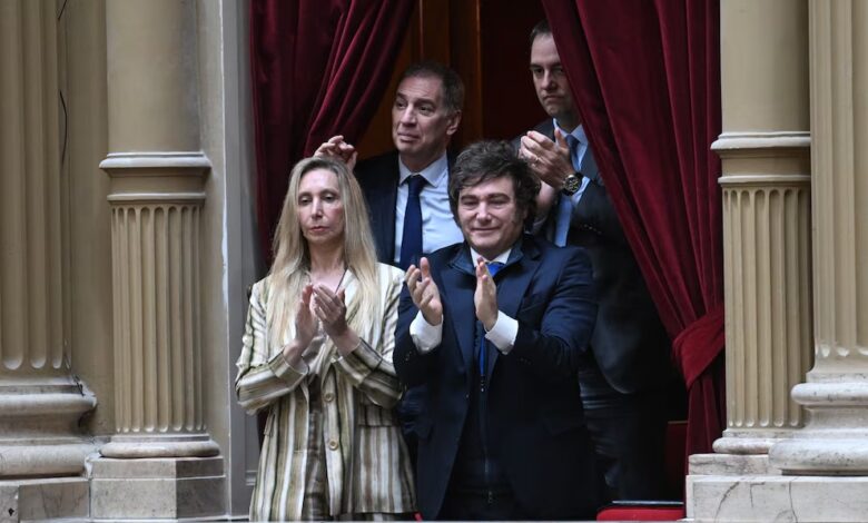 El presidente Javier Milei junto a la secretaria general de la Presidencia, Karina Milei; el jefe de Gabinete, Manuel Adorni; y el ministro del Interior, Diego Santilli (Maximiliano Luna)