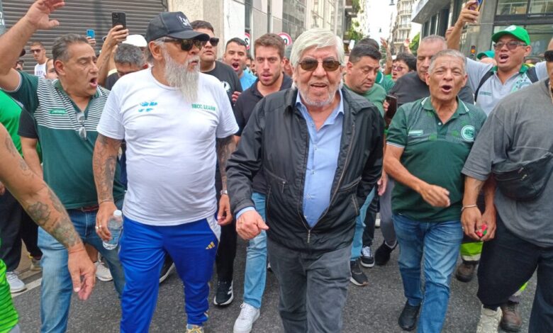 Moyano exigió reabrir las paritarias a las pymes del transporte con un aumento del 20%