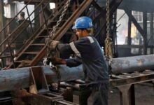 Foto de archivo ilustrativa de un trabajador manipulando una barra de acero en una fábrica (REUTERS/Sahiba Chawdhary/Archivo)