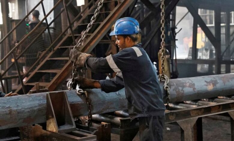 Foto de archivo ilustrativa de un trabajador manipulando una barra de acero en una fábrica (REUTERS/Sahiba Chawdhary/Archivo)