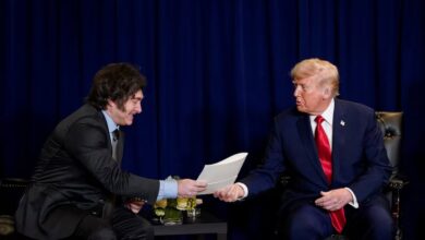 El mandatario argentino junto a su par estadounidense, Donald Trump (REUTERS/Al Drago)