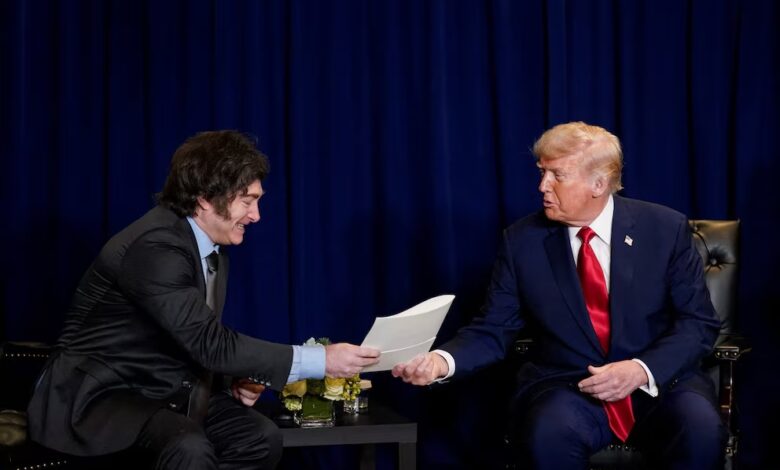 El mandatario argentino junto a su par estadounidense, Donald Trump (REUTERS/Al Drago)